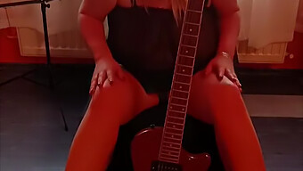 La Bionda Milf Si Dà Piacere Con La Chitarra E Si Dà Piacere!