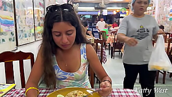 Katty, O Adolescentă De 18 Ani, Se Bucură De Prânz La O Cafenea Asiatică Fără Lenjerie Intimă, Expunându-Se Publicului