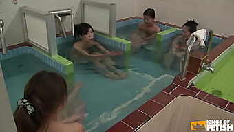 Un Mec Pervers Fait Plaisir À Des Beautés Japonaises Sous La Douche