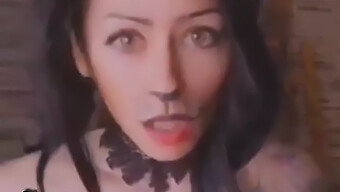 Video Halloween Tự Quay Với Một Cô Gái Có Hình Xăm Với Vòng Ngực To